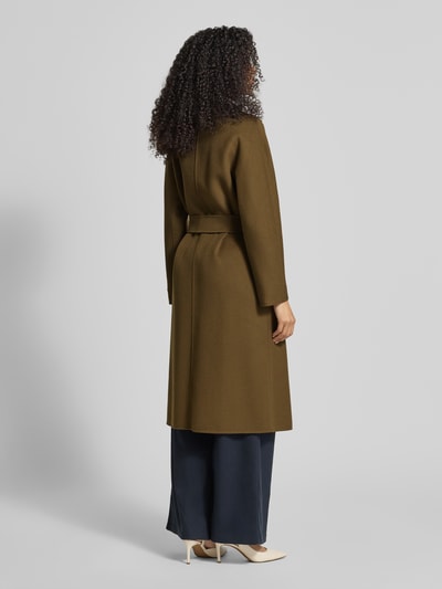Frauenmodel trägt Relaxed Fit Wollmantel mit Seiden-und Kaschmir-Anteil Modell 'MSTCLES' von Max Mara Studio, unifarben, Reverskragen, Taillengürtel, Gehschlitz, seitliche Eingrifftaschen, Material: Schurwoll-Mix, Ganzkörperansicht Rückansicht.