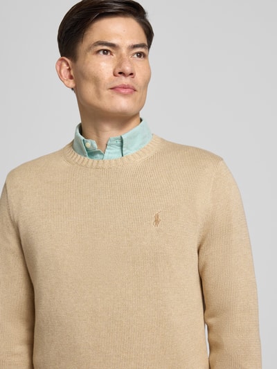 Männermodel trägt Strickpullover mit gerippten Abschlüssen von Polo Ralph Lauren, beige, reine Baumwolle, Nahaufnahme Oberkörper.