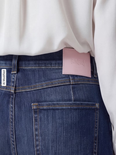 Frauenmodel trägt Regular Fit Barrel Jeans aus Baumwoll-Mix Modell 'ELLY' von ANGELS, blaue Denimfarbe, Detailaufnahme, Damen Barrel Jeans von ANGELS, KI-modifiziertes Bild.