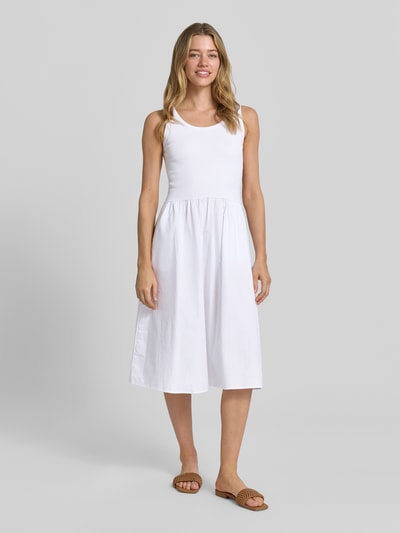 Frauenmodel trägt Knielanges Kleid im 2-in-1-Look von Soyaconcept aus Reine Baumwolle in Weiß, A-Linie, Rundhalsausschnitt, Ganzkörperansicht von vorne. Rückenlänge in Größe S: 100 cm, Brustweite: 33 cm.