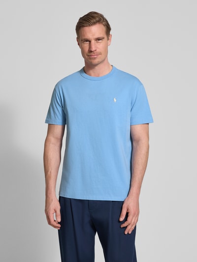 Männermodel trägt Regular Fit T-Shirt aus reiner Baumwolle von Polo Ralph Lauren, Optik: Unifarben, Logo-Detail, Kurzarm, Ganzkörperansicht von vorne.