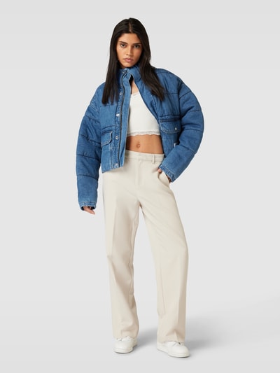 Calvin Klein Jeans Cropped Steppjacke mit Label-Detail Modell 'LIGHT DENIM' Jeansblau 1