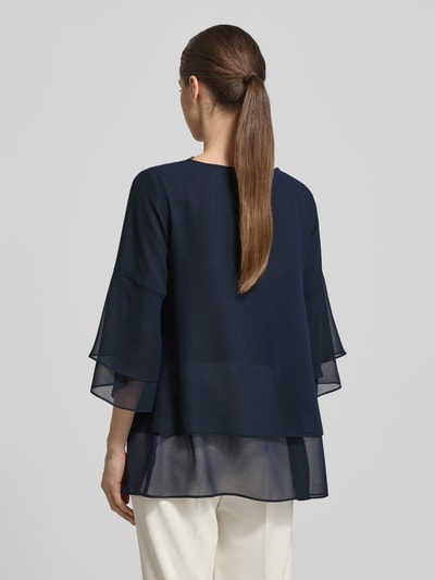 Frauenmodel trägt Regular Fit Blusenshirt aus fließendem Stoff von Vera Mont in Dunkelblau, Stufen-Look, 3/4-Arm, Ganzkörperansicht Rückansicht