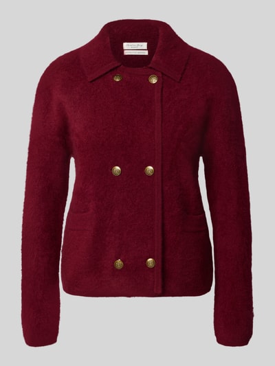 Produktfoto, Strickjacke aus reiner Wolle von Christian Berg Woman in Dunkelrot, taillierter Schnitt, Umlegekragen, goldene Knöpfe, seitliche Eingrifftaschen