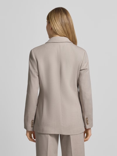 Frauenmodel trägt Regular Fit Blazer mit Viskose-Anteil Modell 'RITA' von Selected Femme in Optik: Unifarben, Melange, Ganzkörperansicht Rückansicht. Passform: Regular-Fit, Reverskragen, 2-Knopf-Verschluss, Langarm mit Kissing-Buttons, Pattentaschen, Materialverarbeitung: Webware, Material-Mix mit Viskose-Anteil.