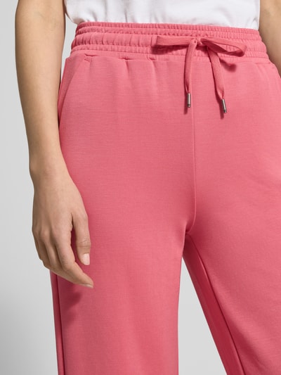 Frauenmodel trägt Wide Leg Sweatpants mit elastischem Bund von Soyaconcept aus Material-Mix mit Modal-Anteil in Rosa, Nahaufnahme Oberkörper.
