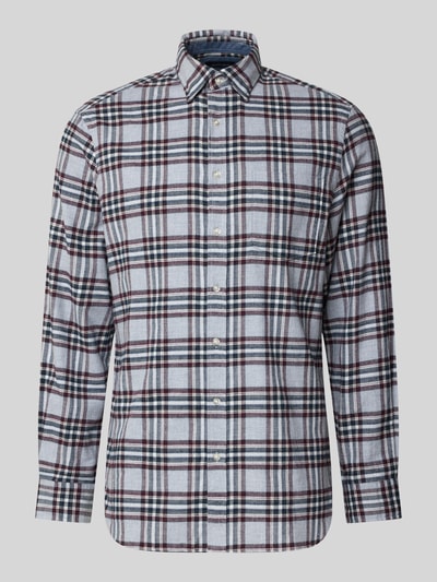 Produktfoto, Slim Fit Freizeithemd mit Kentkragen von Christian Berg Men aus reiner Baumwolle, kariertes Muster in Grau, Rot und Dunkelblau, Allover-Look
