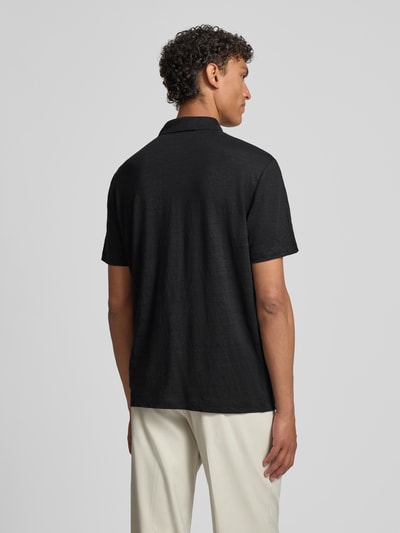 Männermodel trägt schwarzes Slim Fit Poloshirt aus Leinen-Elasthan-Mix von OLYMP Level Five, Halbarm, Rückenansicht, Ganzkörperansicht Rückansicht.