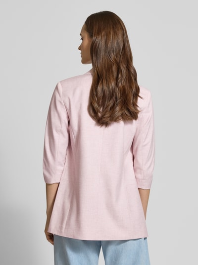 Modelka nosi Regular Fit Longblazer mit 3/4-Ärmeln Modell 'ELLY' od ONLY, melanżowy róż, krój regular fit, widok całej sylwetki z tyłu.