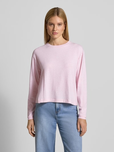 Frauenmodel trägt Longsleeve mit geripptem Rundhalsausschnitt von American Vintage in zartem Rosa, lockerer Schnitt, Ganzkörperansicht von vorne. Baumwoll-Modal-Mix mit Stretch-Anteil, Rückenlänge XS/S 55 cm.