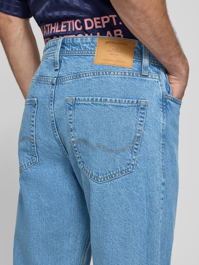 Męskı model ma na sobie Straight Fit Jeans aus reiner Baumwolle Modell 'Ted' von JACK & JONES, 5 kieszeni, jasnoniebieski denim, zapięcie na guzik i zamek błyskawiczny, Szerokość w rozmiarze 32/32: 42 cm, Długość wewnętrzna nogawki: 75 cm, detaliczna faktura, Ganzkörperansicht Rückansicht.