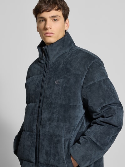 Calvin Klein Jeans Puffer Jacket aus Cord mit Stehkragen und Label-Stitching Rauchblau 3