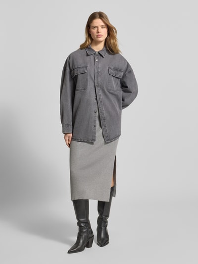 Kobiece model nosi Strickrock mit Label-Patch und elastischem Bund von Karo Kauer, mieszanka wiskozy, dopasowany krój, spódnica midi, drobne prążkowanie, naszywka z logo, szerokość w rozmiarze S: 37 cm, całkowita długość w rozmiarze S: 80 cm, widok całej sylwetki z przodu