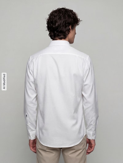Männermodel trägt weißes Regular Fit Businesshemd aus reiner Baumwolle Modell 'New Kent Patch' von Seidensticker, Ganzkörperansicht Rückansicht, Herren Businesshemd von Seidensticker