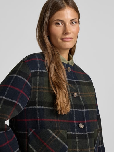 Frauenmodel trägt Regular Fit Hemdjacke aus Woll-Mix 'MARLOW' von Barbour, kariertes Muster, dunkle Farben, Nahaufnahme Oberkörper, Damen Funktionsjacke von Barbour.