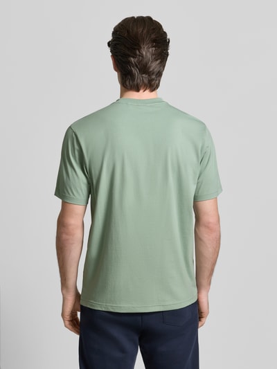 Männermodel trägt Regular Fit T-Shirt aus Baumwoll-Mix Modell 'ICONIC' von BOSS Green in Hellgrün, unifarben, Ganzkörperansicht Rückansicht.