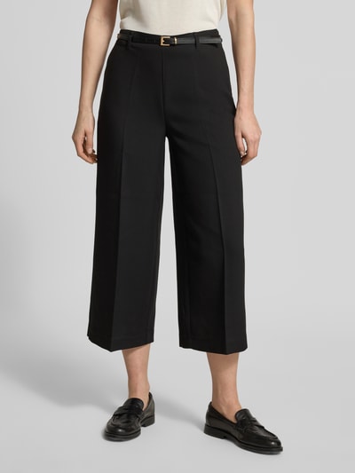 Frauenmodel trägt Regular Fit Culotte mit Viskose-Anteil Modell 'ELMA' von Vero Moda, Optik: Unifarben, Twill, Gürtel-Applikation, Ganzkörperansicht von vorne.