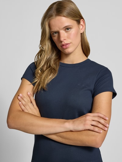 Frauenmodel trägt Regular Fit T-Shirt aus Baumwoll-Mix Modell 'MERIDA' von Pepe Jeans, unifarben, Label Print, Nahaufnahme Oberkörper.