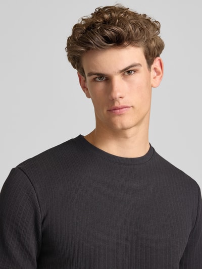 Männermodel trägt Regular Fit T-Shirt mit Viskose-Anteil Modell 'TREY' von Only & Sons, Optik: Unifarben, Struktur, Rundhals, Kurzarm, Nahaufnahme Oberkörper.