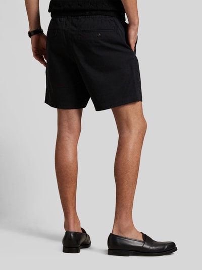 Männermodel trägt Regular Fit Shorts aus Baumwoll-Mix von Polo Ralph Lauren, unifarben, elastischer Beinabschluss, Rückansicht Ganzkörperansicht.
