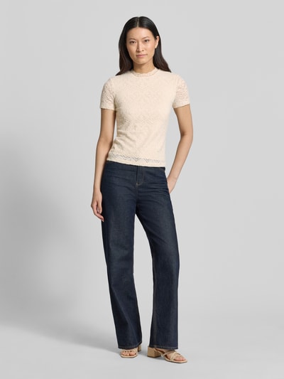 Frauenmodel trägt T-Shirt aus Spitze mit Rundhalsausschnitt von Jake*s Collection in Creme, Slim-Fit, Material-Mix mit Stretch-Anteil, Ganzkörperansicht von vorne.