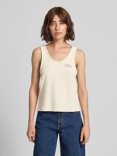 Frauenmodel trägt Top aus Frottee mit Label-Stitching Modell 'FUXOW' von American Vintage, cremefarben, lockerer Schnitt, Nahaufnahme Oberkörper.