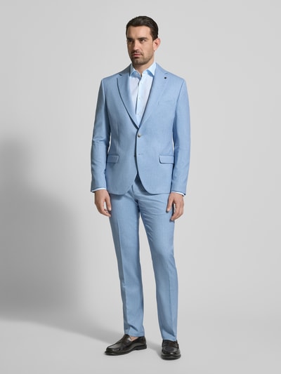 Mężczyzna nosi Regular Fit Business-Hemd mit Strukturmuster und Kentkragen od OLYMP, bawełna, krój regular fit, model 'New Kent', fakturowany wzór, kołnierzyk typu kent, brustasza, długość tyłu w rozmiarze 40: 80 cm, szerokość ramion w rozmiarze 40: 48 cm, długość rękawów w rozmiarze 40: 65 cm; jasnoniebieski, gładka tekstura, proste formy, Ganzkörperansicht z przodu.