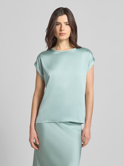 Vrouwenmodel draagt T-shirt met Rundhalsausschnitt Modell 'ELLETTE' van Vila, mix van viscose en elastaan, los model, vooraanzicht, ruglengte maat 36: 57 cm.
