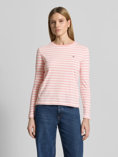 Frauenmodel trägt Longsleeve mit Label-Stitching von Gant in Rosa-Weiß gestreift, Reine Baumwolle, Regular-Fit, Rundhalsausschnitt, Ganzkörperansicht von vorne. Rückenlänge bei Größe S: 54 cm.