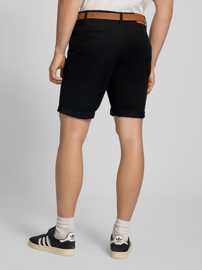 Männermodel trägt schwarze Shorts mit Gürtel Modell 'MIKE' von Redefined Rebel, Regular Fit, Gesäßtaschen, Ganzkörperansicht Rückansicht.