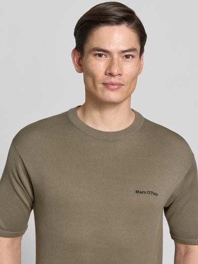 Männermodel trägt Regular Fit T-Shirt aus reiner Baumwolle Marc O'Polo × DFB Travel Collection in Optik: Unifarben, Nahaufnahme Oberkörper.