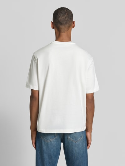 Männermodel trägt T-Shirt mit Label-Print und Rundhalsausschnitt von Armani Exchange in Weiß, reine Baumwolle, Relaxed Fit, Ganzkörperansicht Rückansicht.