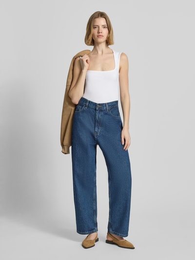 Frauenmodel trägt Top mit Karree-Ausschnitt Modell 'ISABELLA GIGI' von JJXX aus Baumwoll-Mix mit Stretch-Anteil, körpernaher Schnitt, weiße Farbe, kombiniert mit blauer Jeans, Ganzkörperansicht von vorne. Rückenlänge bei Größe S: 50 cm.