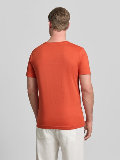 Männermodel trägt Regular Fit T-Shirt aus reiner Baumwolle von Tom Tailor, Optik: Unifarben, Jersey, Ganzkörperansicht Rückansicht.