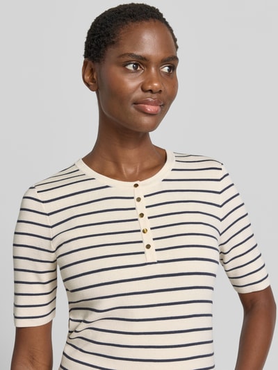 Vrouwenmodel draagt gebreid shirt van viscosemix model 'Aliz Caliz' van MOS MOSH, nauwsluitend, ronde hals, 1/2-mouwen, knoopsluiting, dames, vooraanzicht bovenlichaam