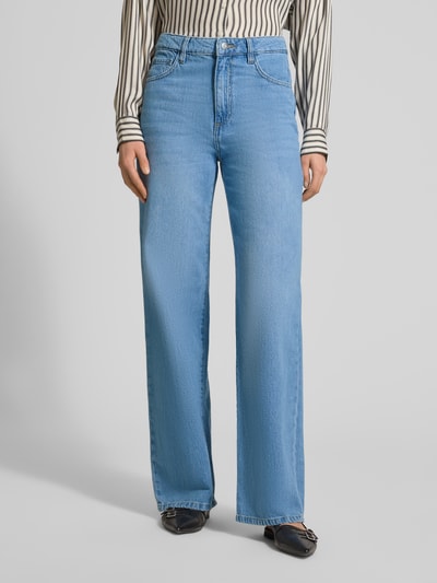 Frauenmodel trägt Wide Fit Jeans mit Knopfverschluss Modell 'DANILA' von Mango in Hellblau, reine Baumwolle, Nahaufnahme Oberkörper