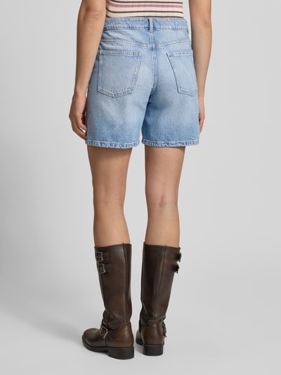 Vrouwenmodel draagt Jeansshort in middelblauwe wassing van REVIEW, puur katoen, regular fit, steekzakken, Ganzkörperansicht Rückansicht.