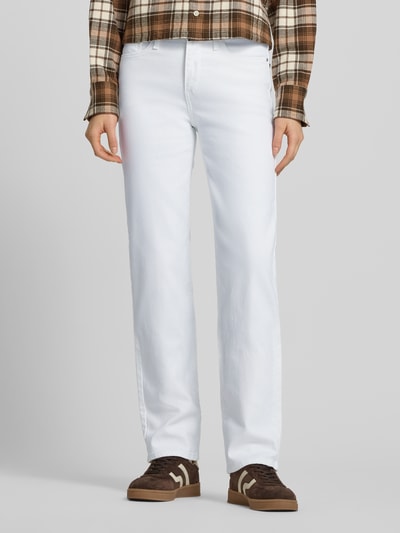 Frauenmodel trägt Levi's® Jeans mit 5-Pocket-Design in Weiß, Material-Mix mit Stretch-Anteil, Gerader-Schnitt, Knopf- und Reißverschluss, Ganzkörperansicht von vorne.