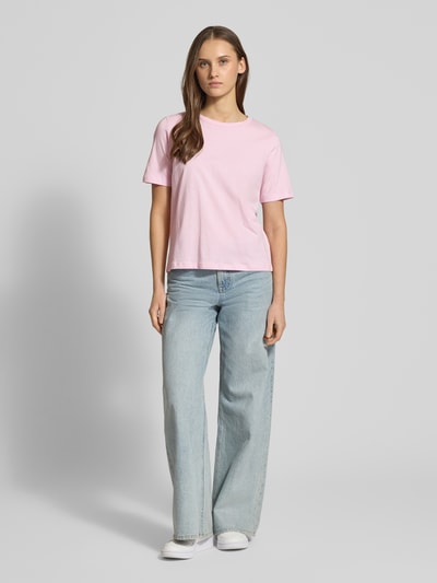 Frauenmodel trägt Regular Fit T-Shirt aus reiner Baumwolle Modell 'ONLY' von ONLY, Optik: Unifarben, Jersey, Rundhals, Kurzarm, Ganzkörperansicht von vorne.