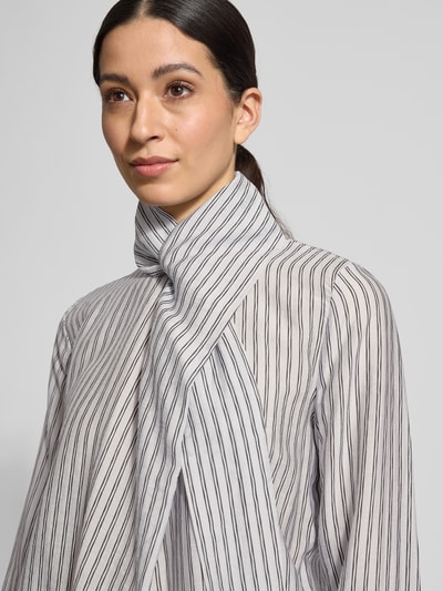 Frauenmodel trägt Regular Fit Schluppenbluse mit Streifenmuster von Jake*s Collection, Lyocell-Mix, Stehkragen, Nahaufnahme Oberkörper.
