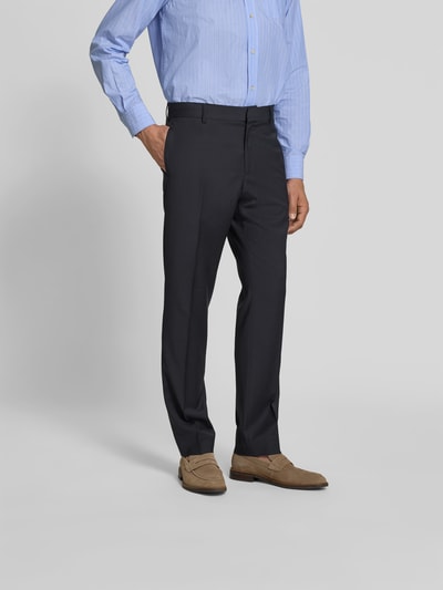 Männermodel trägt Slim Fit Anzughose aus Woll-Mix von Filippa K in Dunkelblau mit Bundfalten und Eingrifftaschen, Ganzkörperansicht von vorne. Innenbeinlänge bei Größe 50: 80 cm, Bundweite bei Größe 50: 37 cm, Haken- und Reißverschluss.
