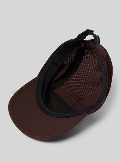 Produktfoto, Basecap mit Logo-Print Modell 'SENSE AERO' von Salomon, brauner Material-Mix mit Stretch-Anteil, verstärkter Schirm, rückseitiges Label-Detail, verstellbarer Riegel an der Rückseite, glatte Textur mit Mesh-Einsatz innen.