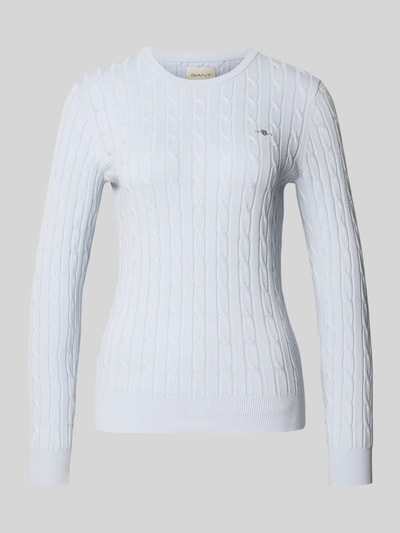 Produktfoto, Strickpullover mit Zopfmuster und Label-Stitching von Gant aus hochwertigem Baumwoll-Mix mit Stretch-Anteil in Hellblau, Slim Fit, Damen, Rundhalsausschnitt, Struktur-Textur, Rückenlänge 58 cm, Ärmellänge 61 cm bei Größe S.