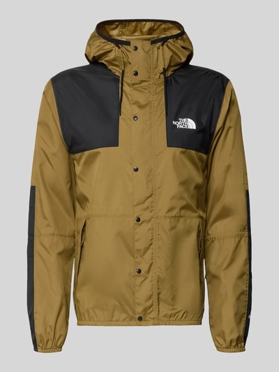 Productfoto, Regular Fit Jacke mit Logo-Print Modell 'Mountain' van The North Face in olijfgroen met zwarte details, verstelbare capuchon, ritszakken, elastische boorden, context: heren jas met capuchon en logo, ruglengte 72 cm, schouderbreedte 48 cm, borstwijdte 53 cm, mouwlengte 70 cm