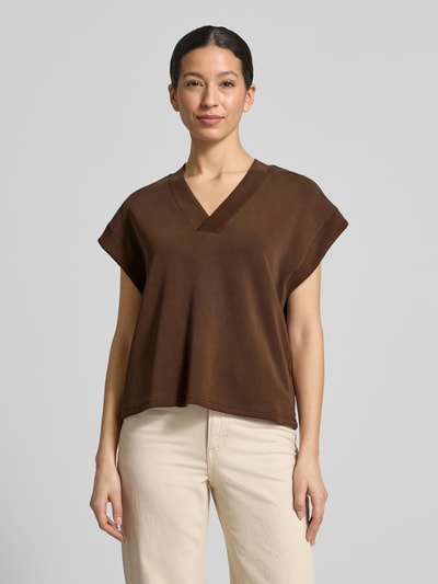 Frauenmodel trägt Relaxed Fit T-Shirt mit Lyocell-Anteil von Scotch & Soda, V-Ausschnitt, Kappärmel, Braunton, lockere Form, Ganzkörperansicht von vorne.