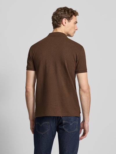 Mężczyzna nosi Slim Fit Poloshirt aus reiner Baumwolle od Polo Ralph Lauren, brązowy, melanż, logo, piqué, zdjęcie całej sylwetki od tyłu.
