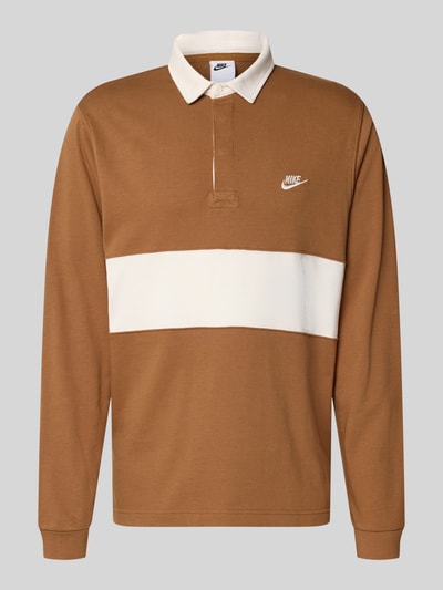 Produktfoto, Loose Fit Sweatshirt aus reiner Baumwolle von Nike für Herren, braun mit weißem Streifen, glatte Struktur, klare Farbabgrenzung.