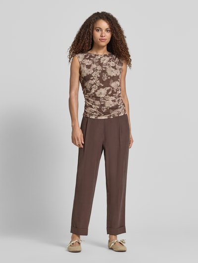 Frauenmodel trägt T-Shirt mit Raffungen und Rundhalsausschnitt von Jake*s Collection im Material-Mix mit Stretch-Anteil, Körpernaher-Schnitt, braune Töne mit gemusterten Texturen, Rückenlänge 62 cm bei Größe 38, Ganzkörperansicht von vorne.
