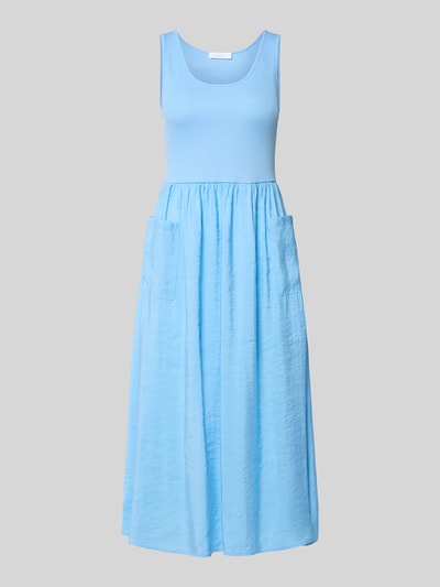 Produktfoto, Midikleid mit aufgesetzten Taschen von Rich & Royal in Hellblau, ärmellos, tailliert, Rundhalsausschnitt, glatte Textur. Micromodal-Mix
