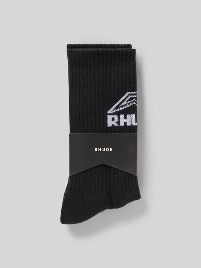 Produktfoto, schwarze Socken mit Logo-Stitching von RHUDE, reine Baumwolle, Regular Fit, Strick- und Ripp-Optik, klarer Markenaufdruck